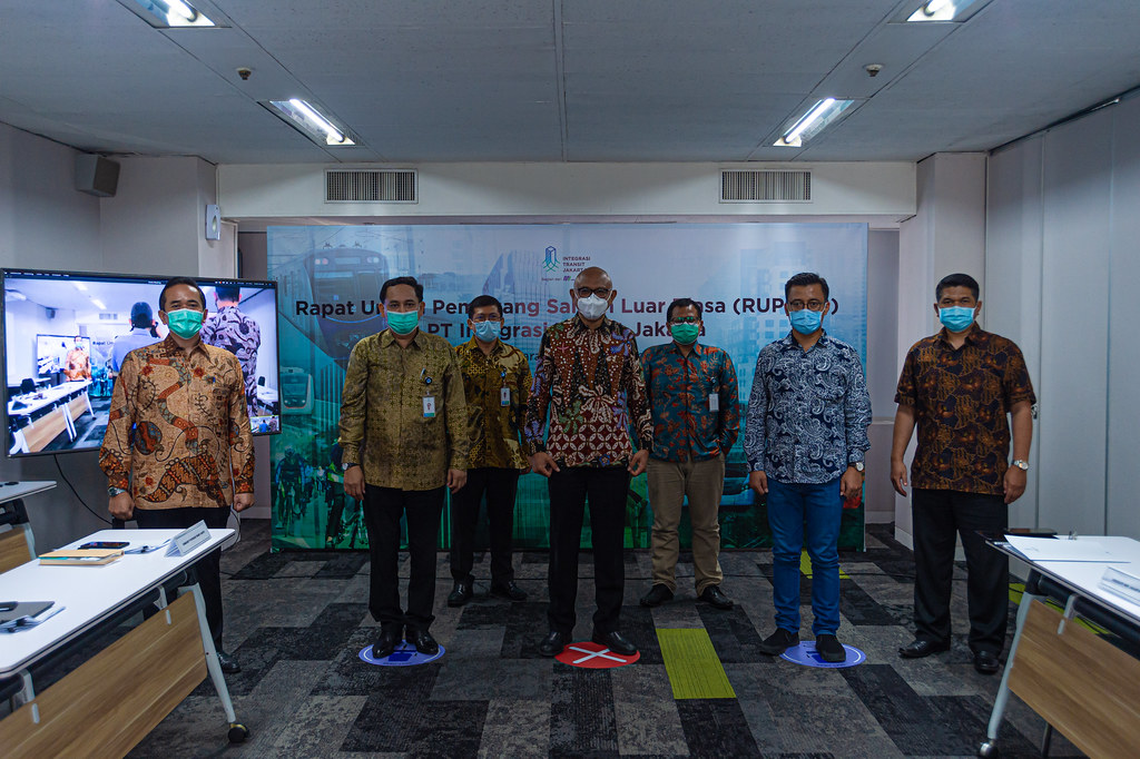 Direksi dan Komisaris berpose untuk berfoto bersama setelah RUPS LB selesai dilaksanakan. Foto oleh PT MRT Jakarta (Perseroda)/Irwan Citrajaya.