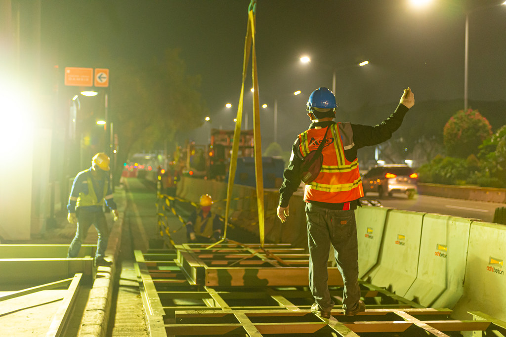 Pekerja sedang membangun halte transjakarta Thamrin
