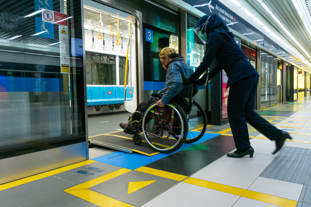 Penumpang kursi roda naik MRTJ