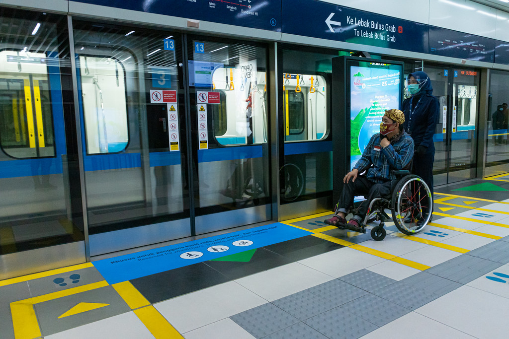 Pengguna kursi roda menunggu di area khusus