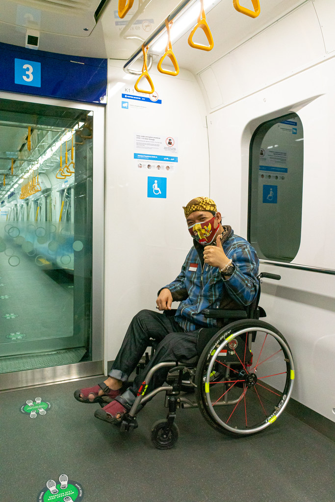 Pengguna kursi roda di MRTJ