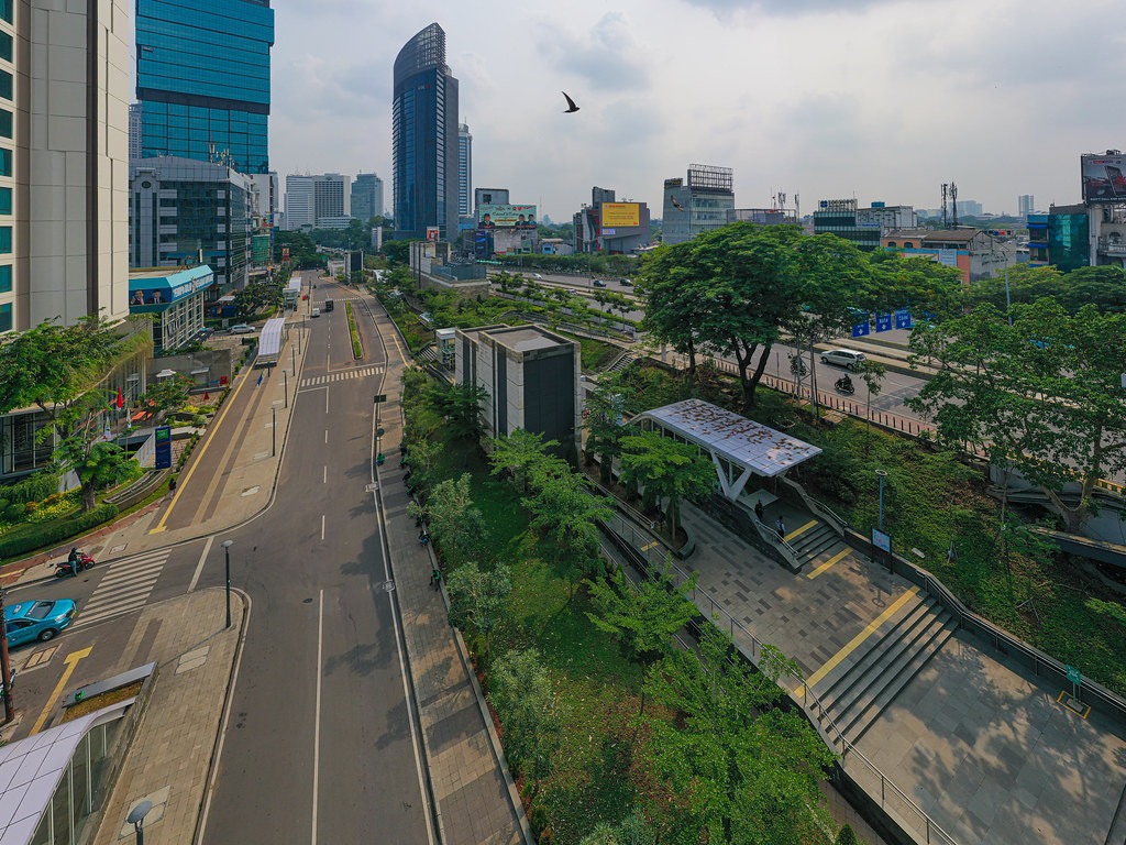 Kawasan Dukuh Atas menjelma menjadi salah satu kawasan berorientasi transit yang aman dan nyaman bagi masyarakat, khususnya pengguna transportasi publik. Foto oleh PT MRT Jakarta (Perseroda)/Irwan Citrajaya