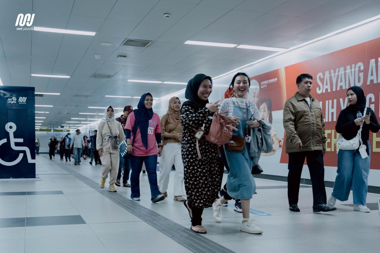 pengguna jasa MRT Jakarta